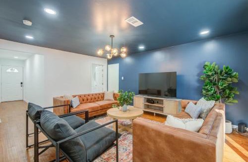 Woodlake - Briar Meadow House | 4-BD Mid-Modern Century with Firepit & Playground