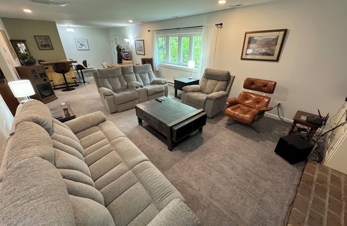 Easton House | 4 bdrm, 3 bath, 2,700 sqft house on 1 acre with chickens and fenced in back yard