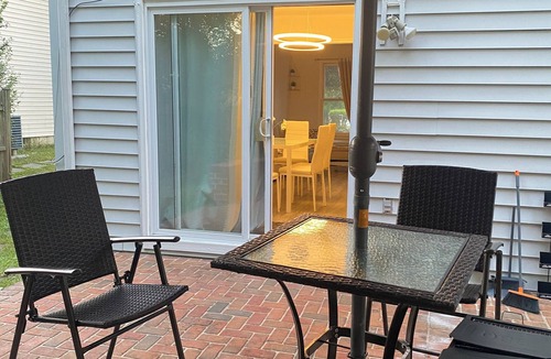 Calverton House | 4-bedroom, free parking, private entry, house in Silver Spring