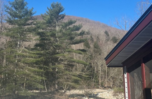 Mount Holly House | 4 Bedroom House on the Mill River with Game Room - 10 Minutes from Okemo