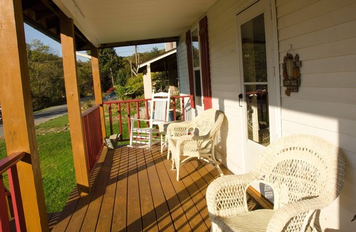 Moatsville House | 4 bedroom Waterfront Mountain River Home in Arden, West Virginia. Sleeps 10.