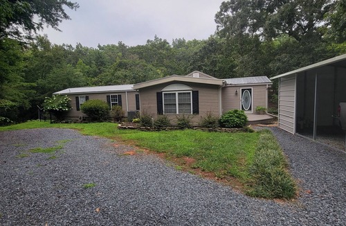 New London House | 4-bedroom waterfront house in welcoming New London with WiFi and kayaks.