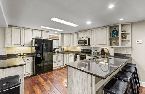 San Jacinto House | 4 Min. Walk to Beach, Great for Groups or Families