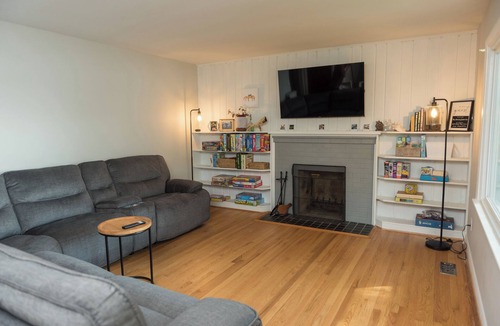 Valley Lee House | 4BDRM River front house with Private Beach in Hollywood