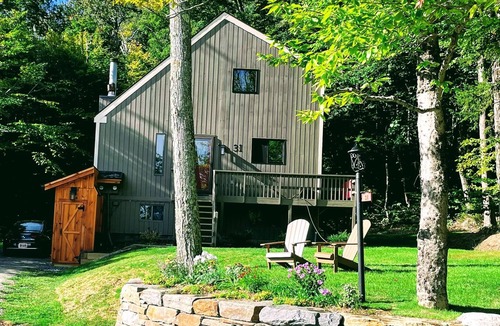 West Dover Ski Chalet | 4BR 2BA - MT SNOW, SKIBACK TRAIL, FREE SHUTTLE, POOL, BBQ - Green Mountain House