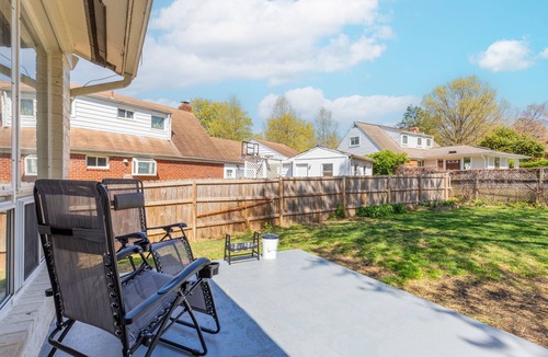 Seminary Hill House | 4BR Family Getaway w/King Bed + 5 TVs, Mins to DC/OldTown,Gameroom,Pet Friendly