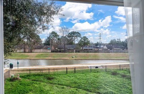 Klein House | 4BR Furnished Lakeside Welcomes 31+ Day Stays!