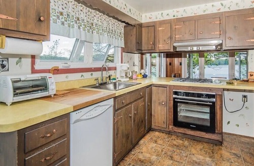 Hubbardton House | 4BR House on private Lake Hortonia, VT peninsula!