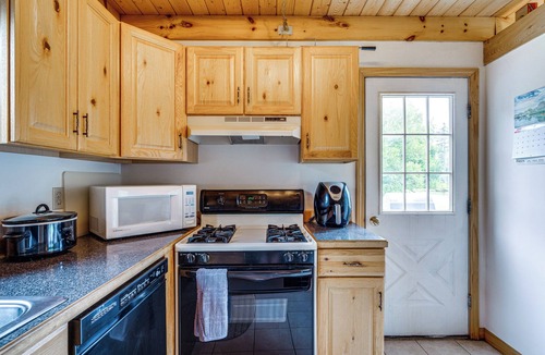 Jay Cabin | 5 Mi to Jay Peak Resort: Cabin w/Pond Access!