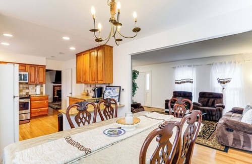 Lake Ridge House | 5 Mi to Potomac Mills: Cozy Family Home w/Deck!