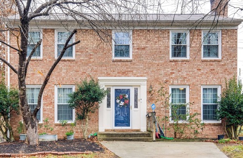 Lake Ridge House | 5 Mi to Potomac Mills: Cozy Family Home w/Deck!