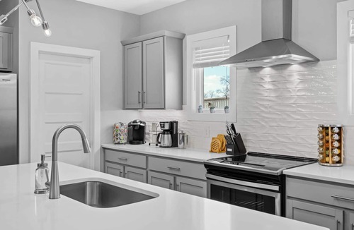 Katie Hill Neighborhood House | 5 mins to DT! Gameroom~ Balcony~ Karaoke~Sleeps 10