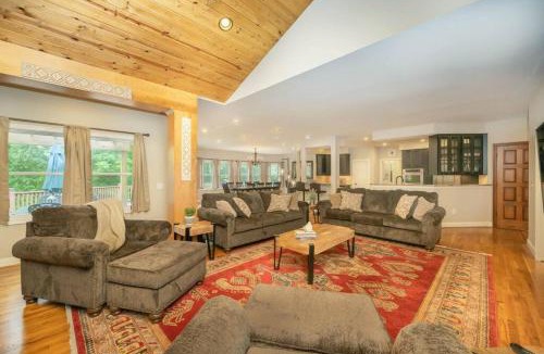 Otterbien Home Villa | 5755 Butler Warren Cheerful 6-Bedroom Villa with fishing pond