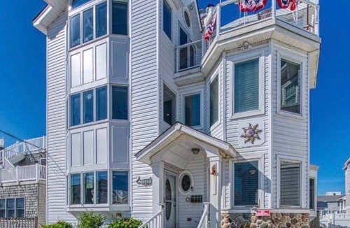 North Beach Haven House | 6 Bedroom Home 3rd off Beach with Ocean & Bay View HotTub +