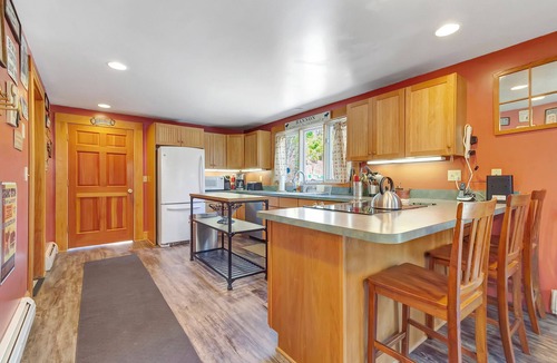 Jamaica House | 6 min from Stratton, King beds, dogs OK, jacuzzi tub, wrap around deck!