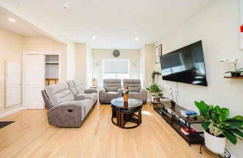 West Codman Hill - West Lower Mills Apartment | 60-1 4BR Boston - Cozy New Apt near Franklin Park