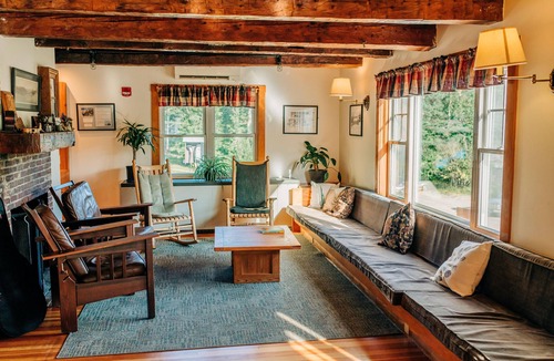 Bristol Hostel | 6200 Acres of Fun, Cardigan Mtn, Newfound Lake, Breakfast Included, Shared Bath