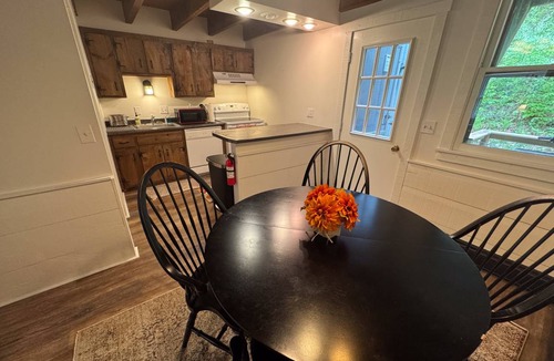 West Hartford Condo | 77 m² Condo ∙ 2 bedrooms ∙ 4 guests