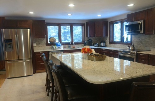 Jackson House | 7mins to Storyland, hot tub, 20mins to Conway! Ski and hike for year round fun!
