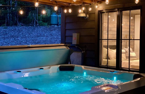 Bethel Ski Chalet | 85in TV | HotTub | HugeDeck | GameRoom | Playhouse