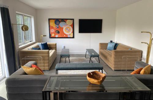 Bethlehem Cabin | 9FR Renovated home with beautiful views, large yard, dogs welcome!