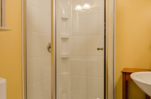 Shelburne Bed & Breakfast | A cozy 2nd Floor Queen Room 143 sqft Bed & Breakfast in Downtown Shelburne! TRA