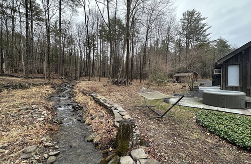 Mount Tremper House | A Romantic Escape, Woodstock Barn by A Stream with Hot Tub