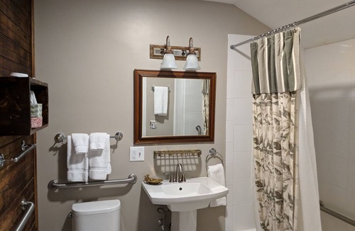 Shelburne Bed & Breakfast | A spacious Ground-level King/King 2-room Suite B&B in Downtown Shelburne - Delicious Breakfasts! BAR