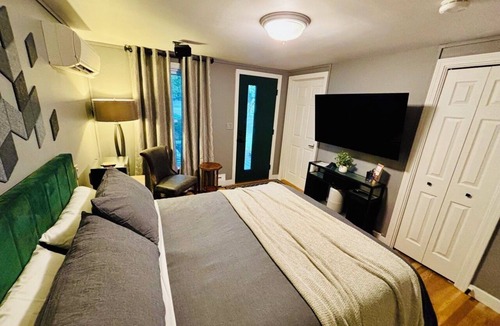 Rutland House | A stylish, centrally-located private 2-bedroom 2-bath townhouse + full kitchen.