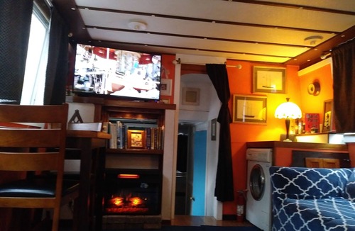 Ampthill Boat Rental | A Warm and Cozy 50' Houseboat in gated, quaint and peaceful marina near the city