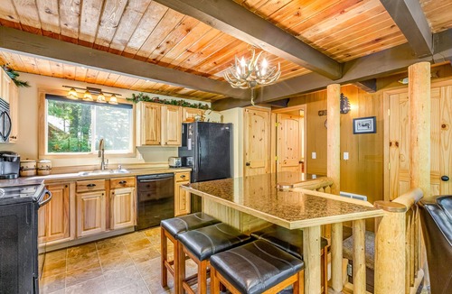 Roslyn Ridge Cabin | Adorable wooded cabin near the lake with hot tub, WiFi, loft, firepit & W/D