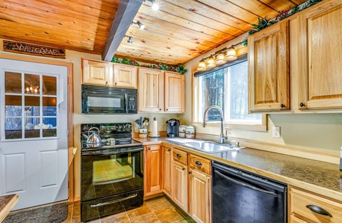 Roslyn Ridge Cabin | Adorable wooded cabin near the lake with hot tub, WiFi, loft, firepit & W/D