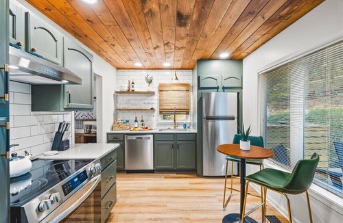 McGaheysville House | Altitude BnB- Views, 6 Custom Bunks, 2 Fire Pits, Hot Tub, 2 Arcades!