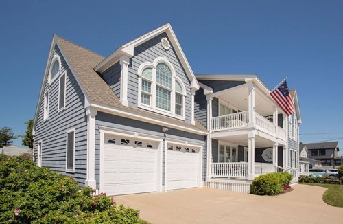 Wells Beach House | Amazing Beach House! 5 Bedroom across the Ocean!
