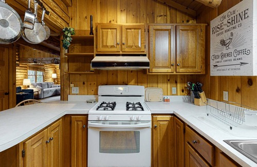 Hartland Cabin | Amazing cabin on 12 acres with AC, jetted tub & woodstove - dog-friendly