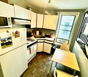 Hunters Point Apartment | Amazing Ground Floor 2 Bedrooms in NYC Subway crossing the street and one station to Manhattan