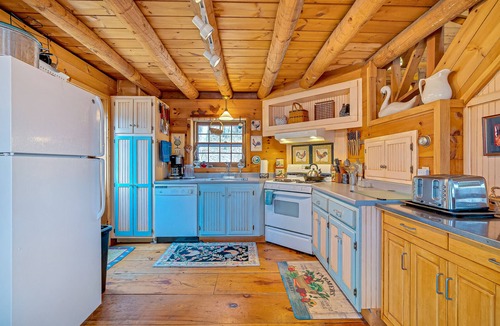 Quechee Cabin | Amazing home on 90 acres - AC, fireplace & great mountain views