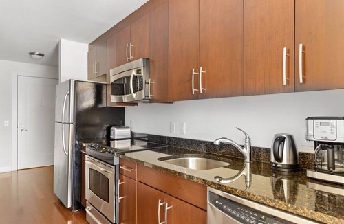 Mount Vernon Triangle Apartment | Amazing Mt Vernon Studio w/Pool, W/D & Gym, near Metro, by Blueground