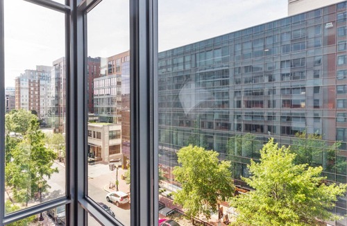 Mount Vernon Triangle Apartment | Amazing Mt Vernon Studio w/Pool, W/D & Gym, near Metro, by Blueground