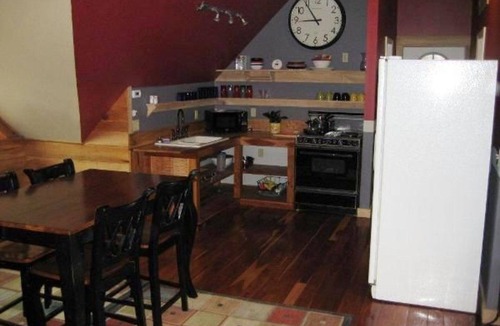 Hill Apartment | Amazingly Beautiful Waterfalls Getaway special winter ski package per month !