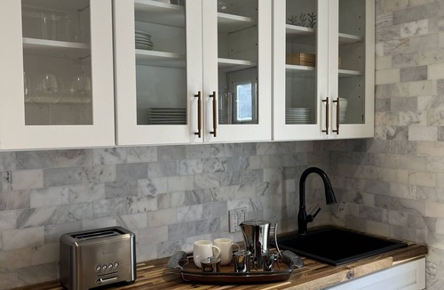 Hood Cottage | An elegantly appointed house tucked in the Virginia Mountainside.