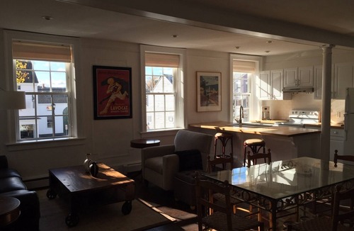Hudson Apartment | Apartment In Historic 1785 Thomas Jenkins House