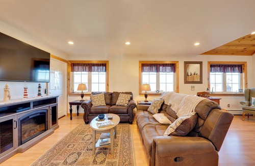Beebe Plain Apartment | Apartment w/Balcony & Lake View in Newport!