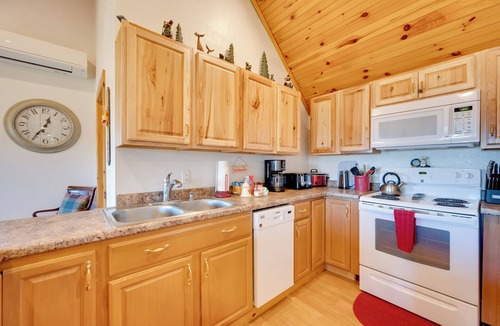 Beebe Plain Apartment | Apartment w/Balcony & Lake View in Newport!