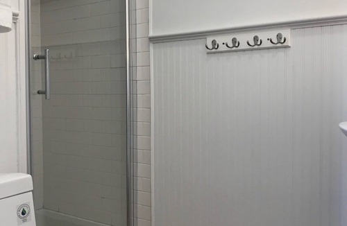 Aquebogue Hotel | Aqua by American Beech - Deluxe King