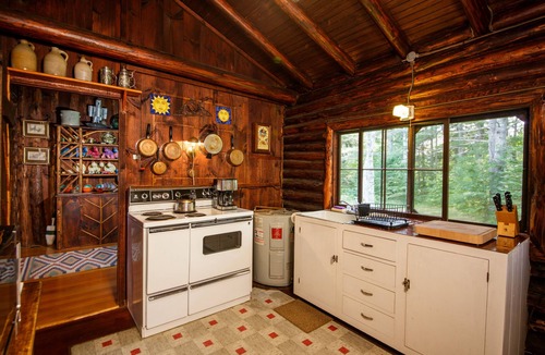 East Boothbay Cabin | Authentic Log Cabin on Damariscotta River W/Dock and Moorings