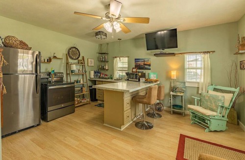 Bacliff Cottage | Awesome getaway on the Bay! Get on island time w/us! Swim, Fish & play all day