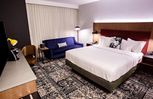 Lititz Hotel | Backstage Vibe Lancaster Charm-ADA Suite w/Roll-in Shower & Hearing Accessible