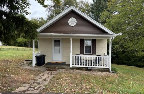 Morgantown Cottage | Bakers Ridge Cottagen- Near WVU Evansdale Campus, hospitals, stadium, & coliseum
