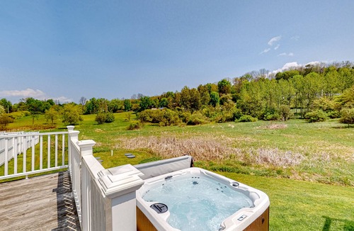 Waterbury Center Apartment | Barnhouse suite with shared hot tub & private W/D - near year-round recreation